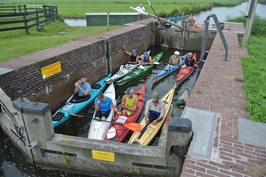Kanovaarders bij de Woudaapsluis